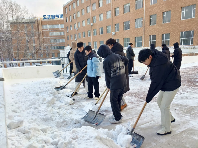 人工智能产业学院组织开展扫雪除...
